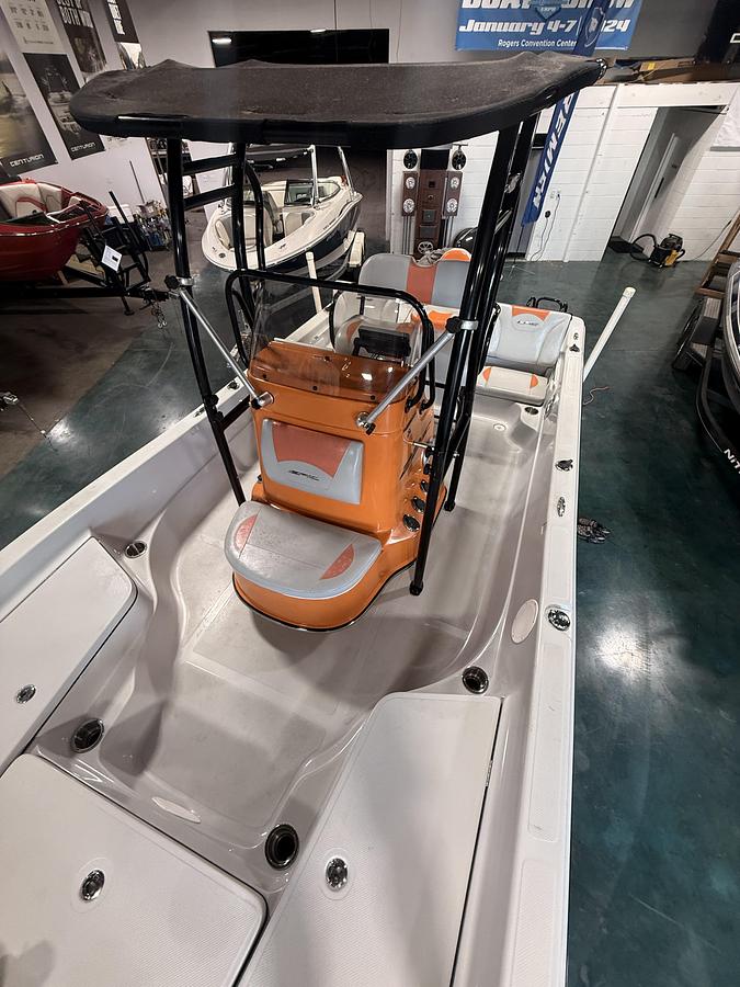 Used 2016 Epic 22 CC (Center Console) with 200hp