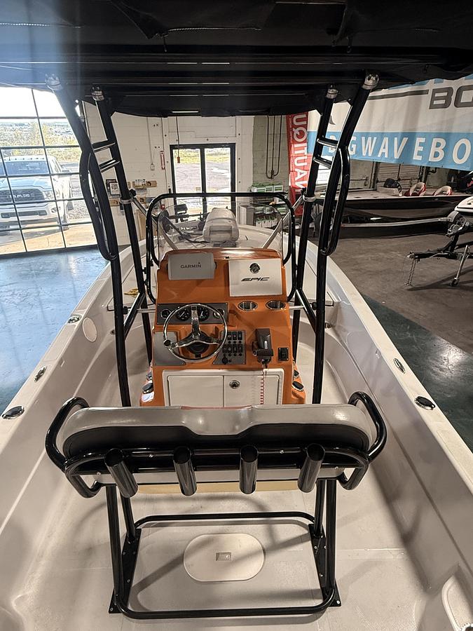 Used 2016 Epic 22 CC (Center Console) with 200hp