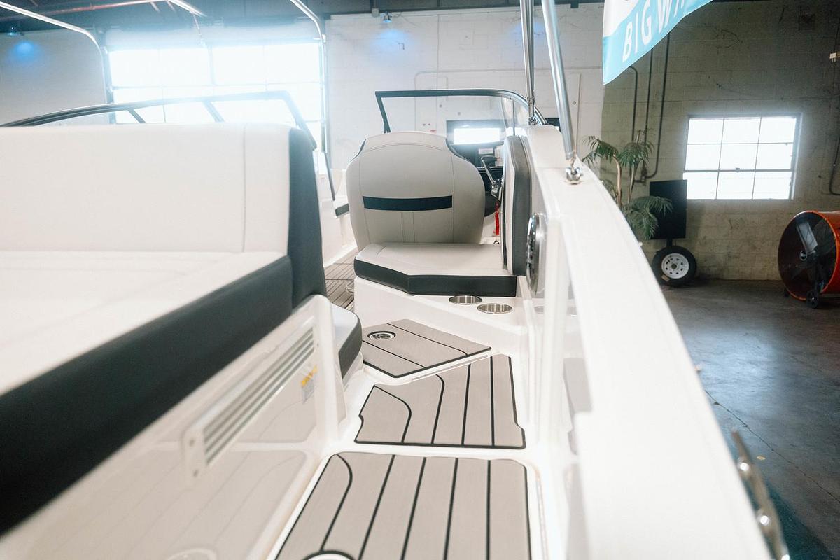 2025 Sea Ray SPX 210 OB