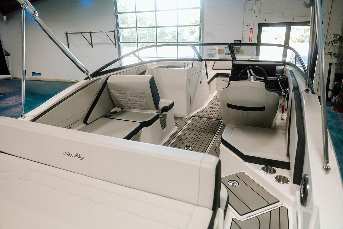 2025 Sea Ray SPX 210 OB