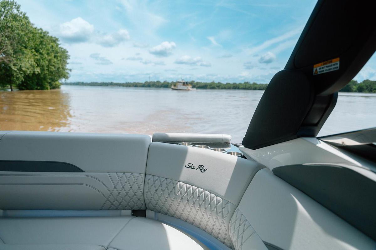 2025 Sea Ray SLX 260 Surf