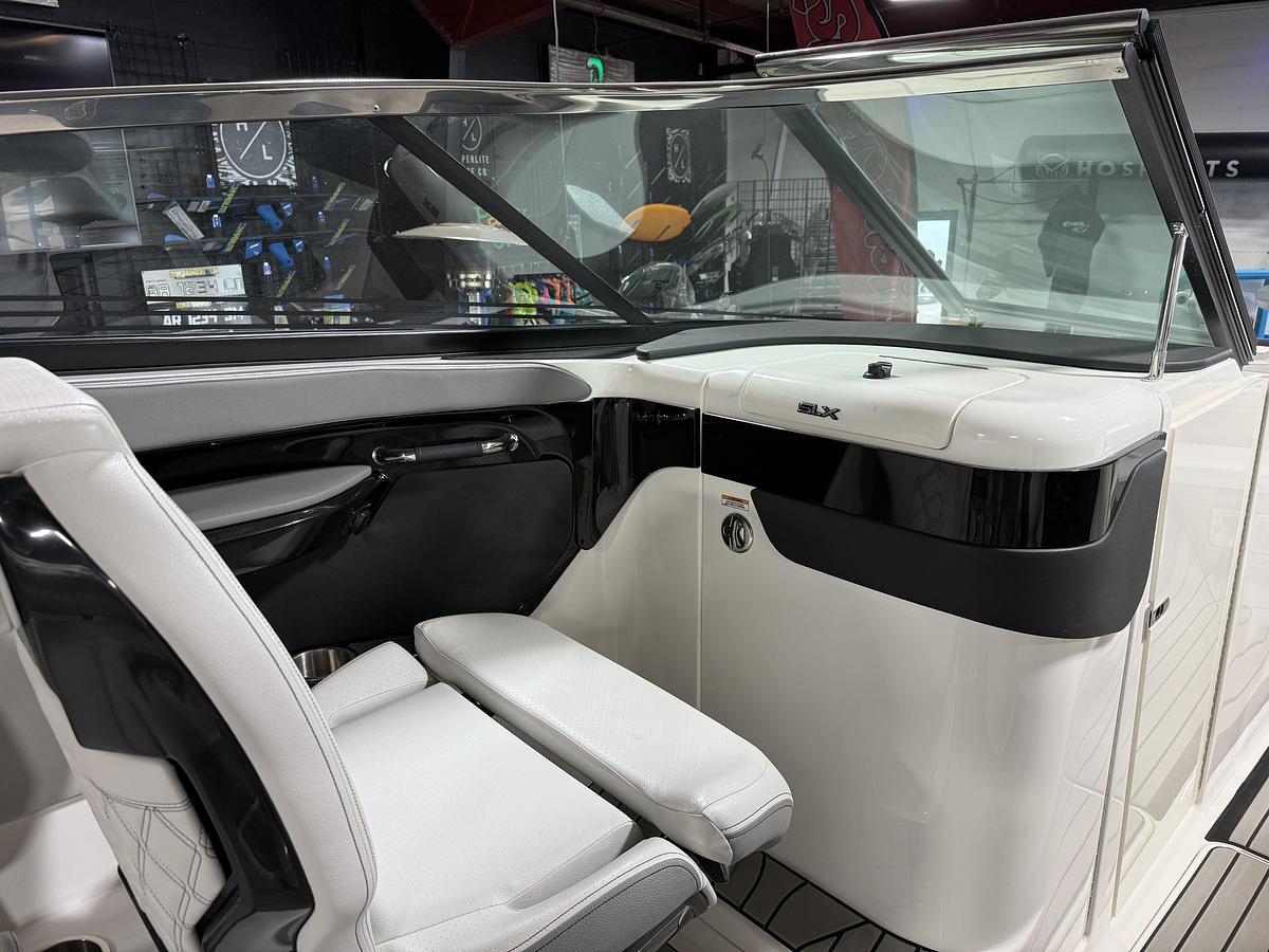 2025 Sea Ray SLX 260 Surf