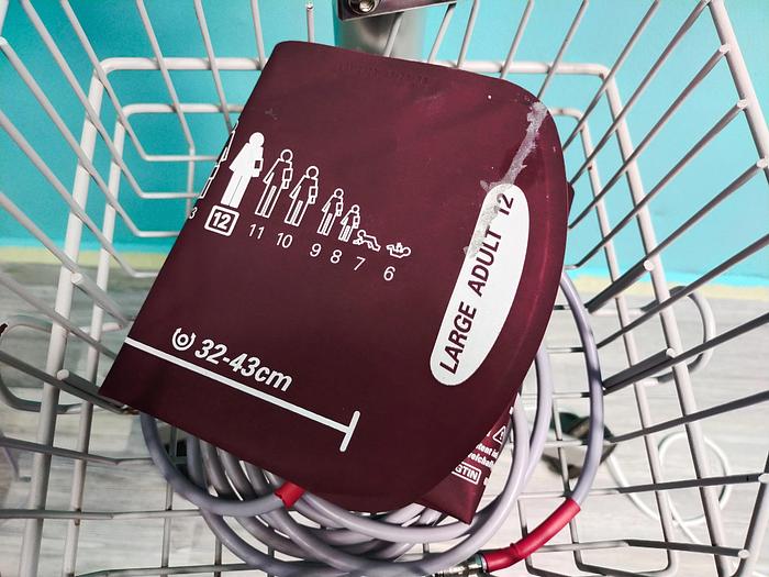 Gebraucht Datascope Trio Patientenmonitor auf Trolley mit Zubehör