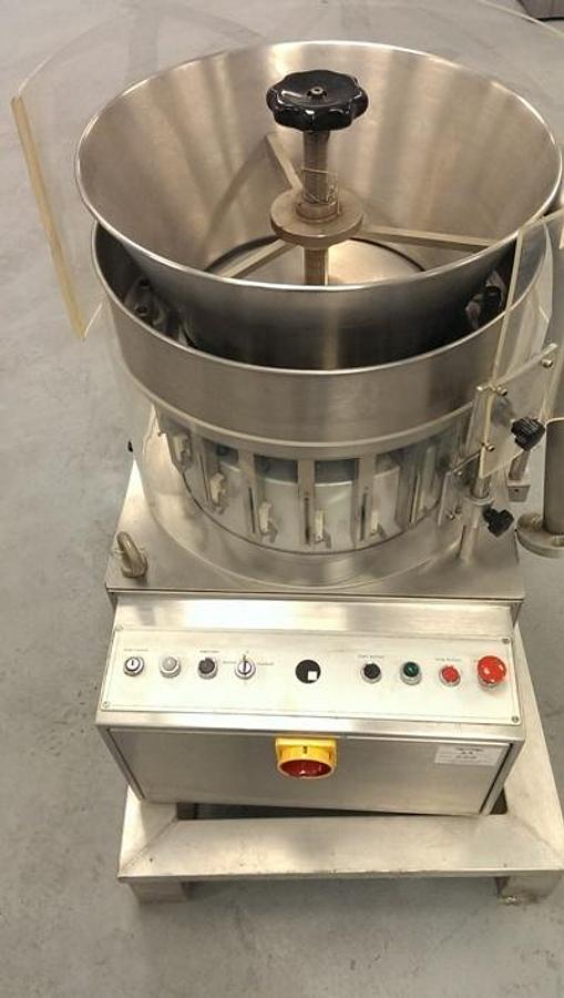 Used MG2 Capsule Filling Pre-Selecting Machine