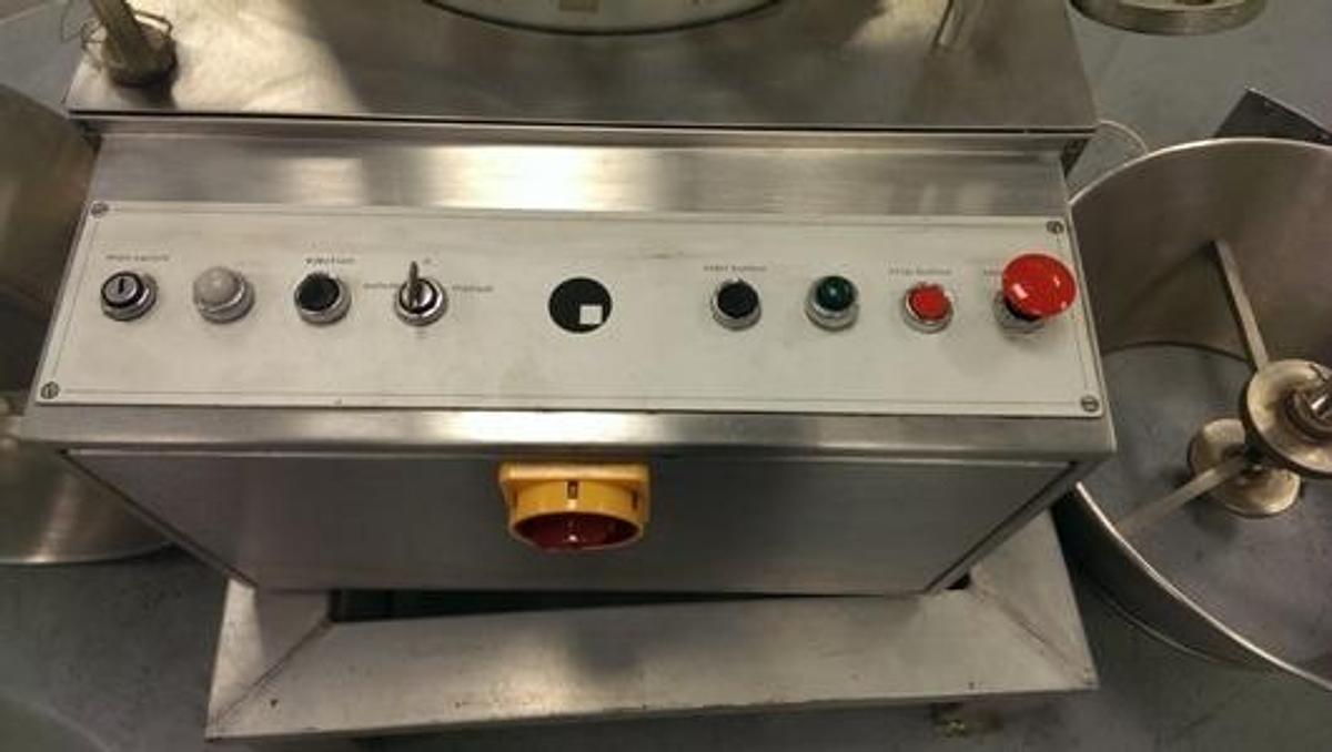 Used MG2 Capsule Filling Pre-Selecting Machine