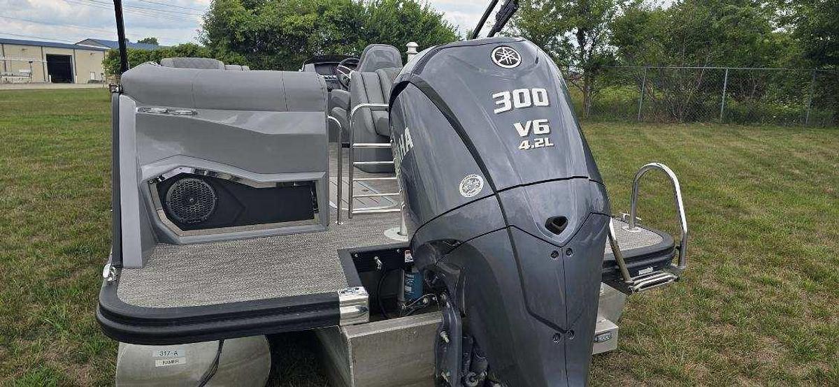 Used 2023 Bennington R 24