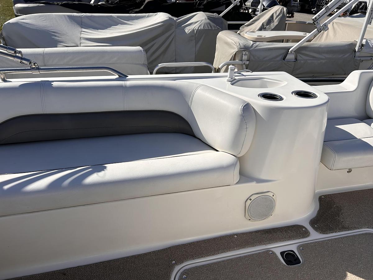 Used 2012 Hurricane Sundeck Sport 201