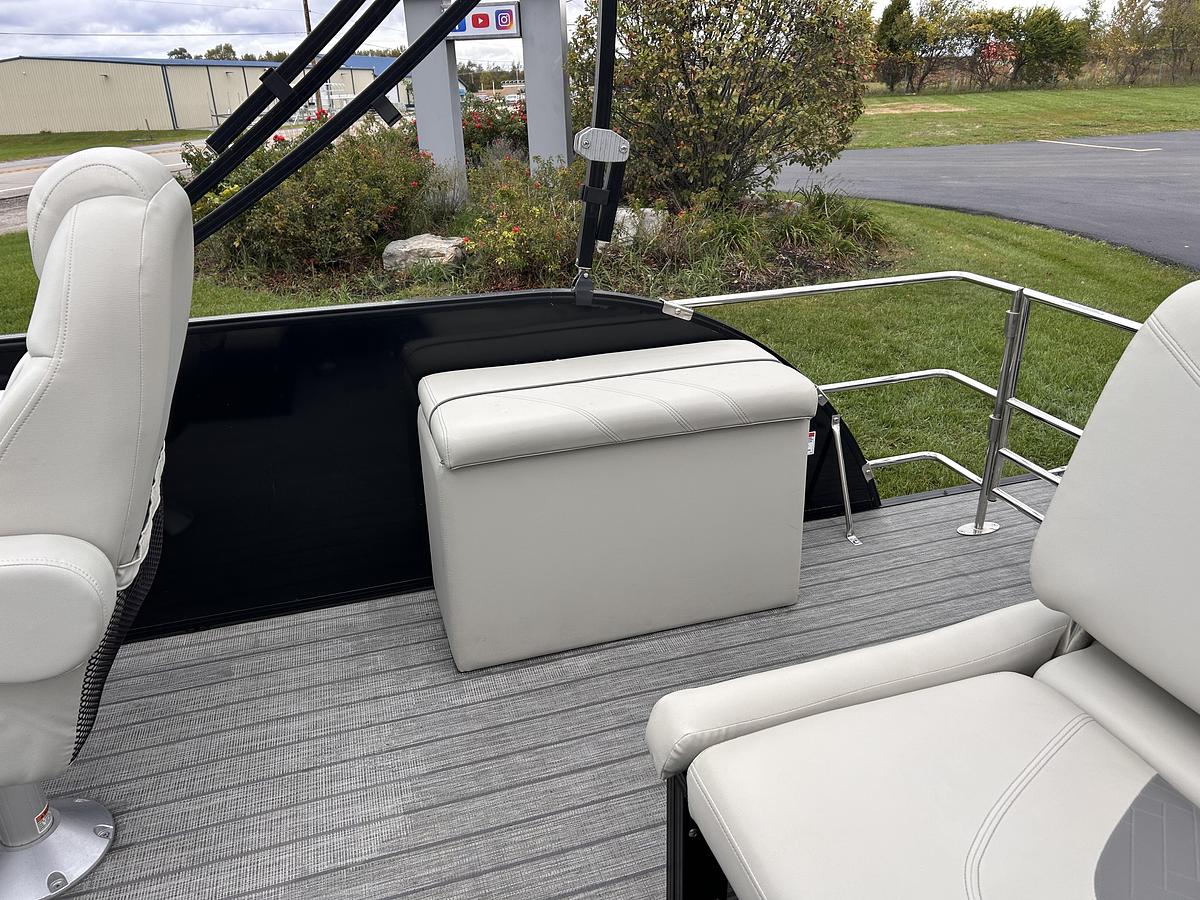 Used 2019 Sylvan Mirage 8520 DLZ