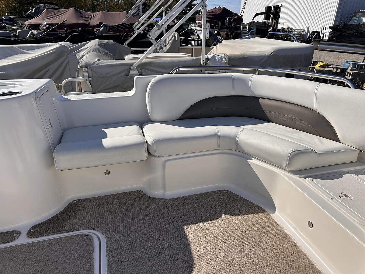Used 2012 Hurricane Sundeck Sport 201