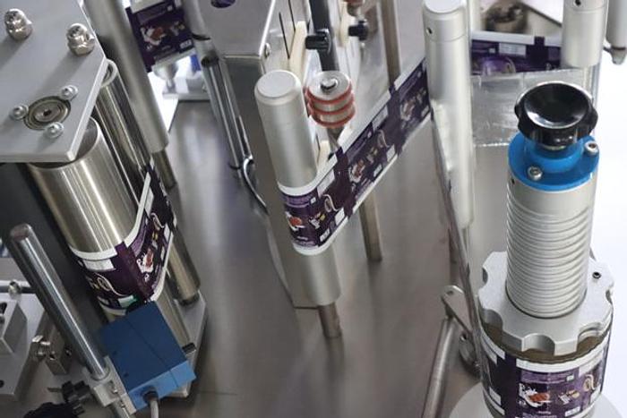 PILLOW BAG FILLING AND SEALING MACHINE FOR SOLIDS