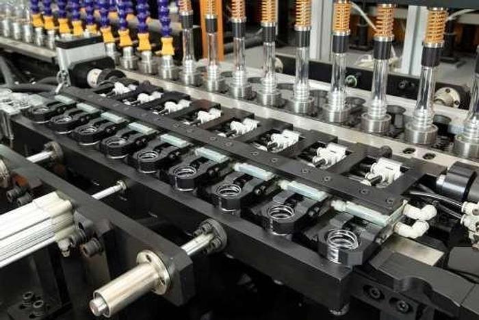 Automatic High Speed Auto Bottle Blowing Machine with Air Chiller/Air Compressor and a Set of Molds