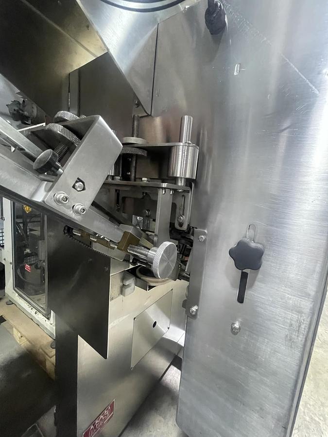 Used AUTOMATIC INLINE BOTTLE CAPPING MACHINE WITH VERTICAL WHEEL CAP SORTER