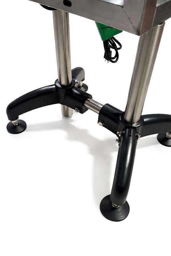 Hugger Belt Transfer Conveyor for bottom coding and other applications Model/36 inches long: DE 60