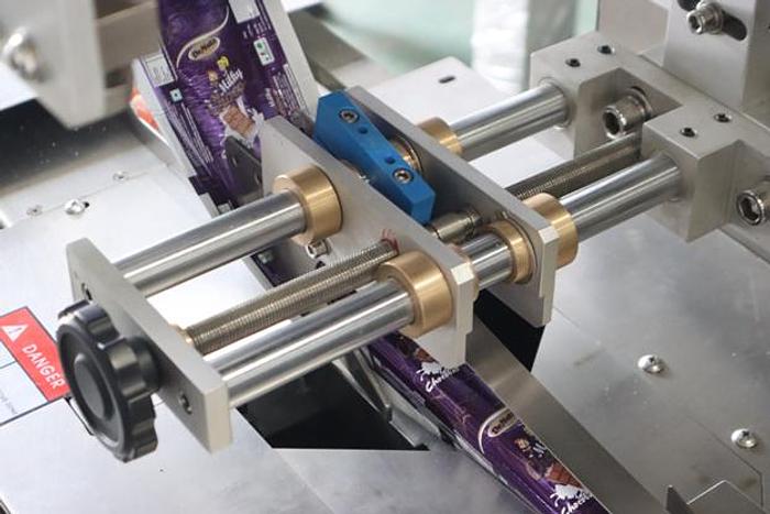 PILLOW BAG FILLING AND SEALING MACHINE FOR SOLIDS