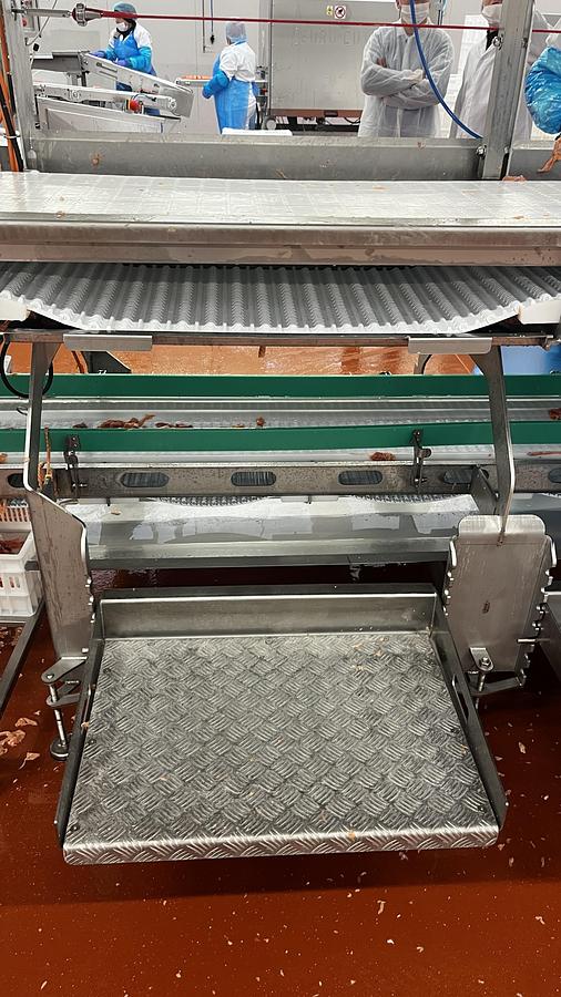 TRIMING CONVEYOR IDEAL FOR THE SEAFOOD AND FISH INDUSTRY WITH WORK STATIONS