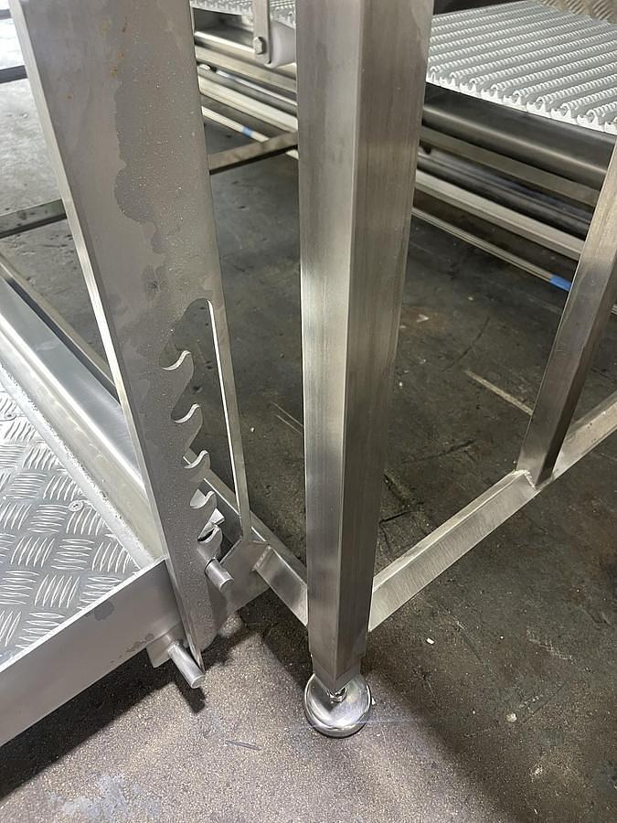 TRIMING CONVEYOR IDEAL FOR THE SEAFOOD AND FISH INDUSTRY WITH WORK STATIONS