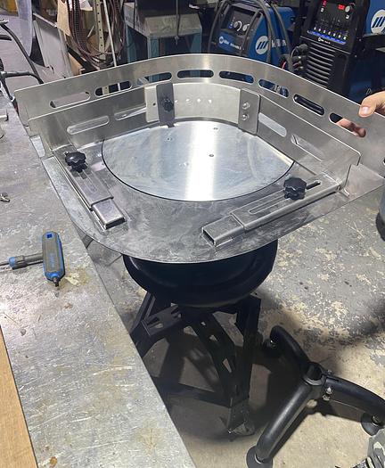 ROTARY TABLE 18" DIAMETER WITH 90 DEGREE ANGLE ADJUSTABLE RAILS. IDEAL TO USE AS A CORNER (90 DEGREE ANGLE) CONVEYOR