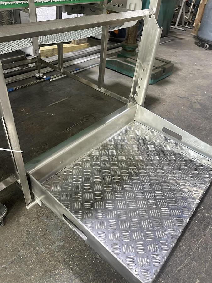 TRIMING CONVEYOR IDEAL FOR THE SEAFOOD AND FISH INDUSTRY WITH WORK STATIONS