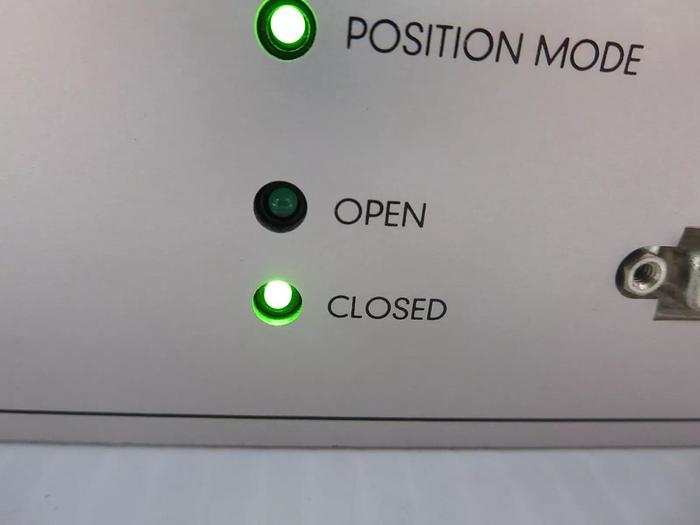 Used VAT PM-4 Adaptive Pressure Controller 100-240VAC 50/60HZ Powers On Used