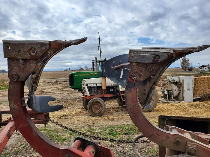 Used International 140 Plow w/ Hyd Reset - 5 Bottom