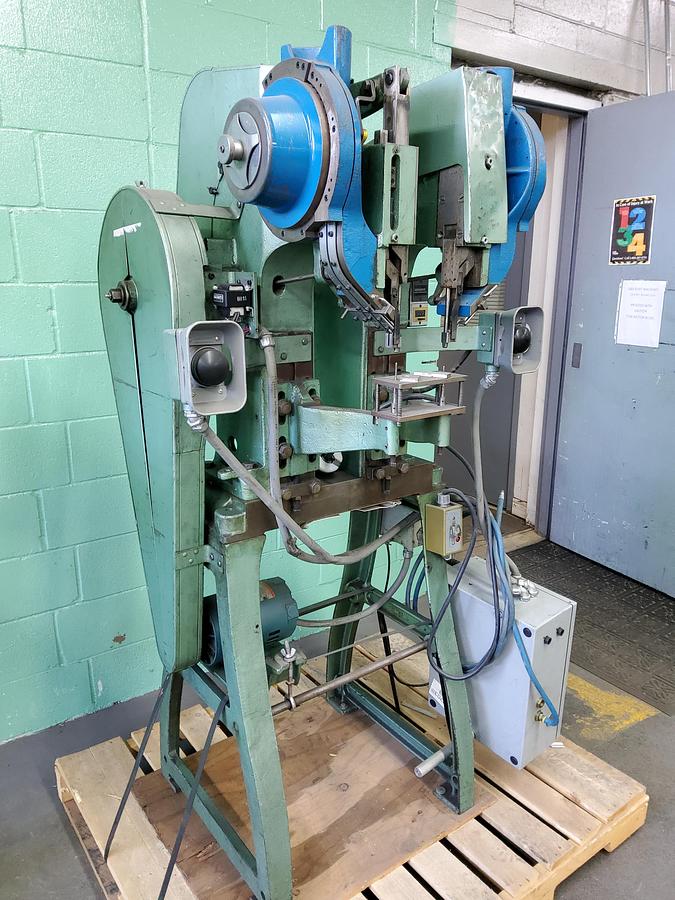 Used Chicago 722 - Double Rivet Machine