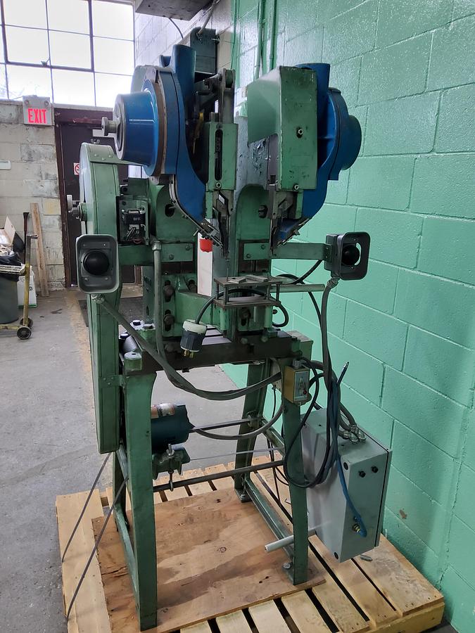 Used Chicago 722 - Double Rivet Machine