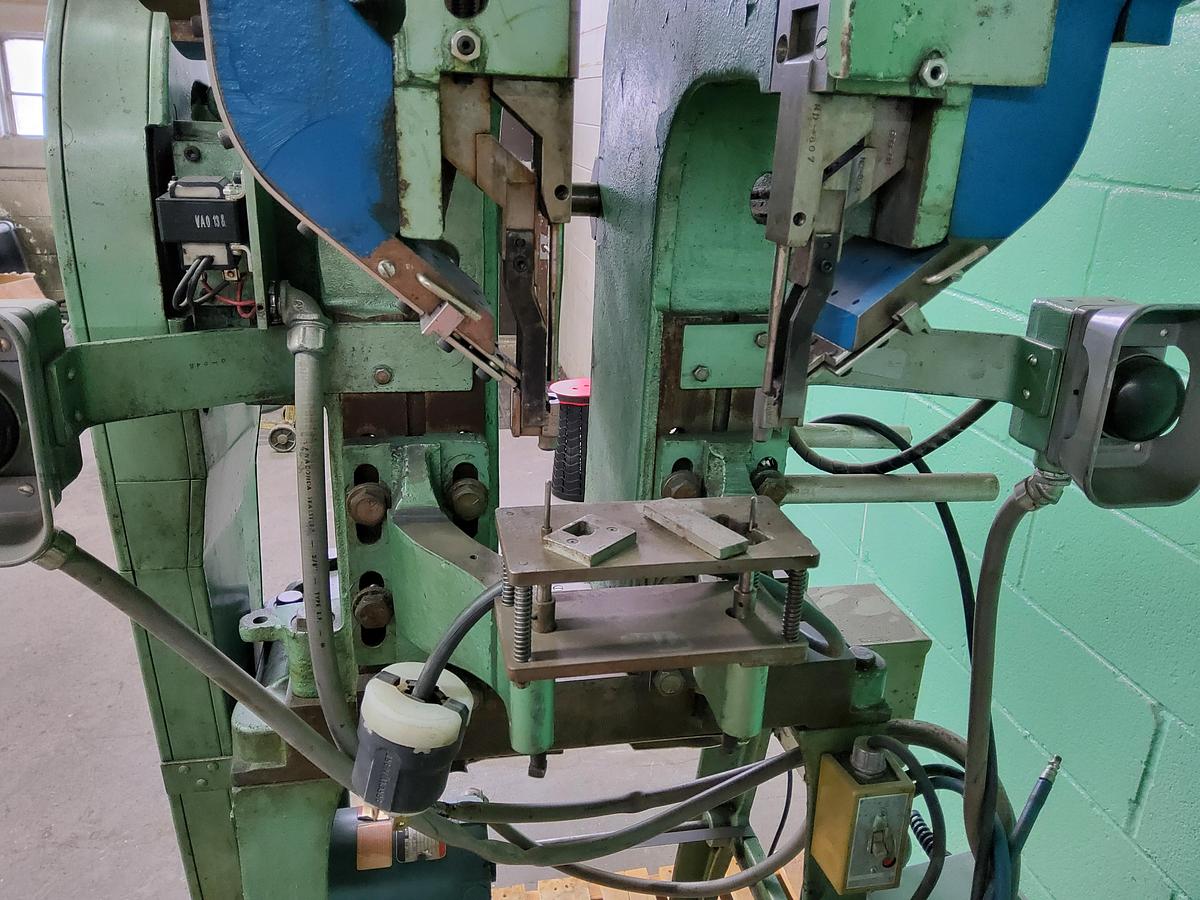Used Chicago 722 - Double Rivet Machine