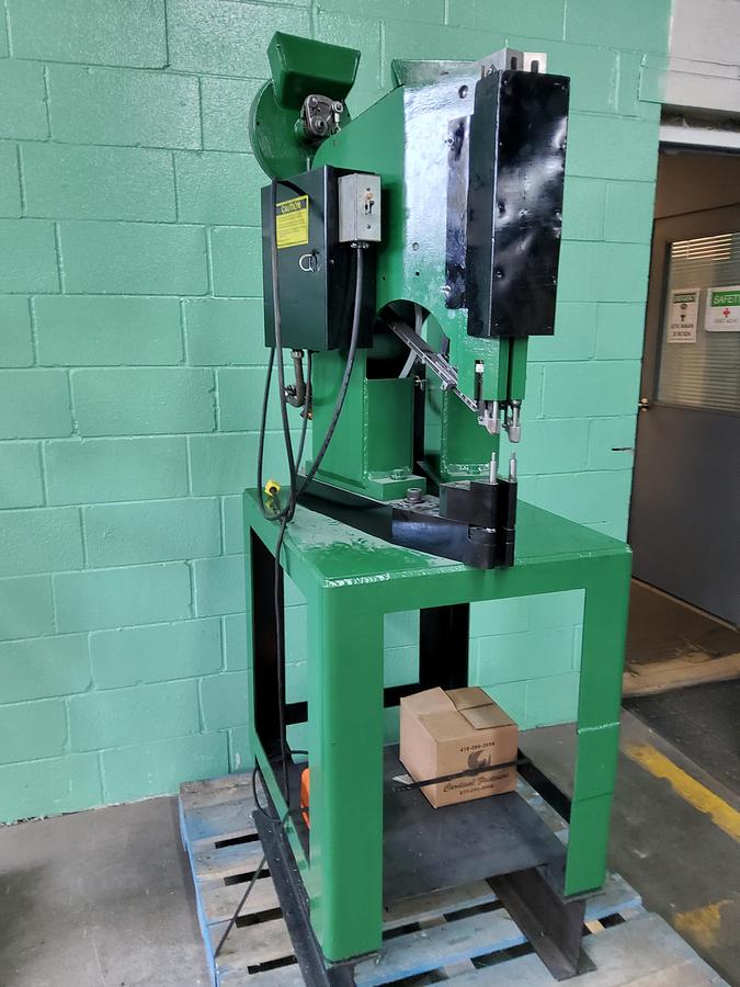 Used MILFORD 58 DOUBLE RIVET MACHINE