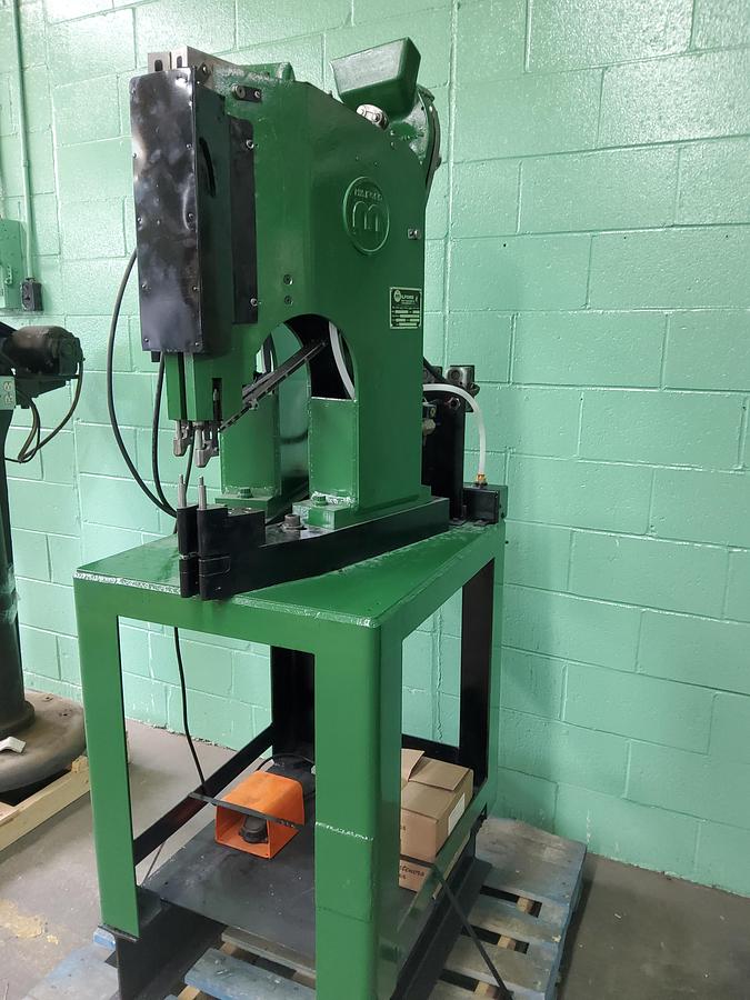 Used MILFORD 58 DOUBLE RIVET MACHINE