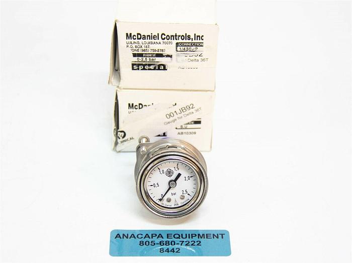 McDaniel Controls Pressure Gauge Range 0-2,5 bar 1/4&#034; BSPP Lot of 2 New (8442