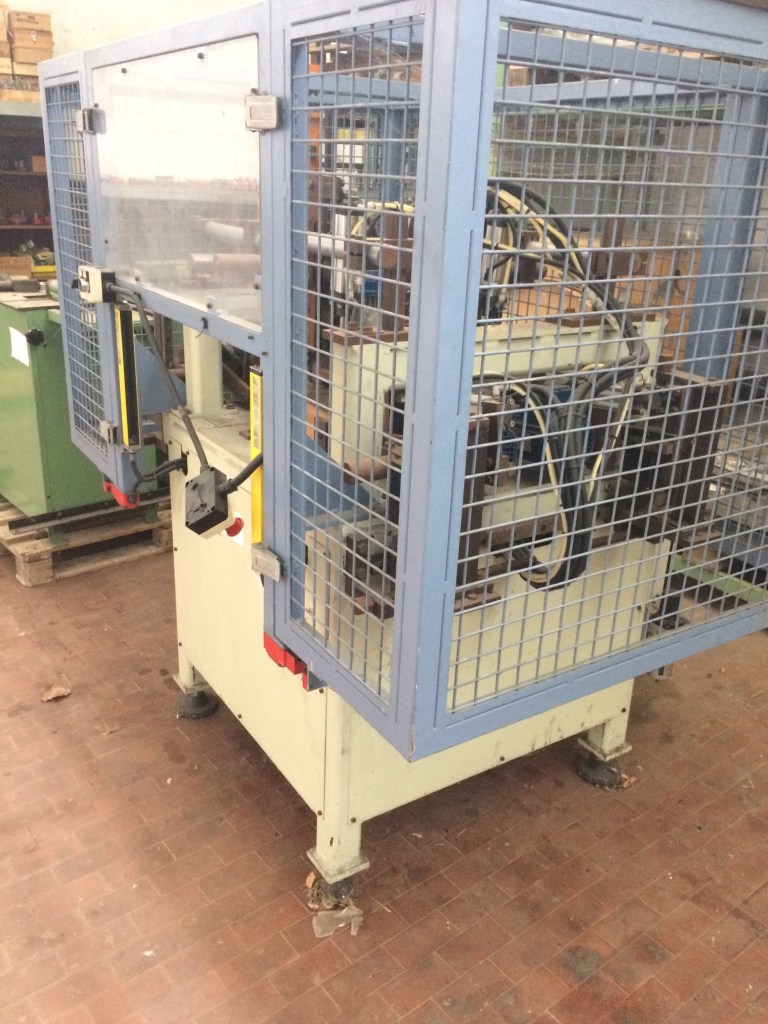 Usato 2000 Fustellatrice per scocche in multistrato