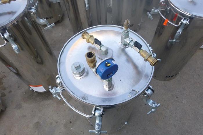 Used Tank, 15 Gallon, S/st, 110 PSI, 14" X 26.5", Binks (9) #S744049