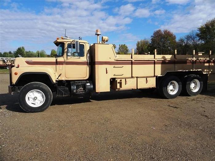 Used 1988 Mack RD688S Water Truck