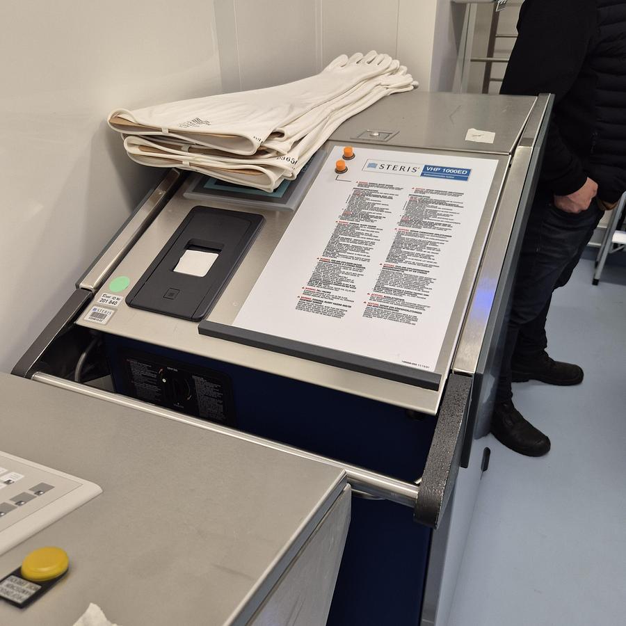 Gebraucht Hermann Waldner Isolator-Anlage mit einem integrierten STERIS VHP 1000ED