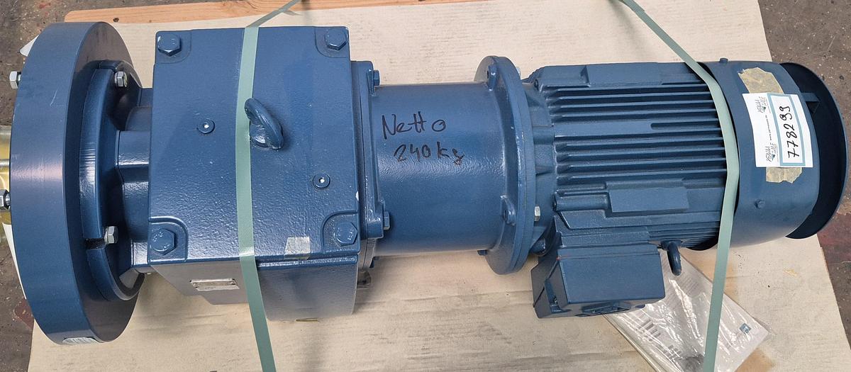 Getriebebau NORD Getriebemotor mit einem VEM IE2-Motor SK 973.1F IE2-K11R