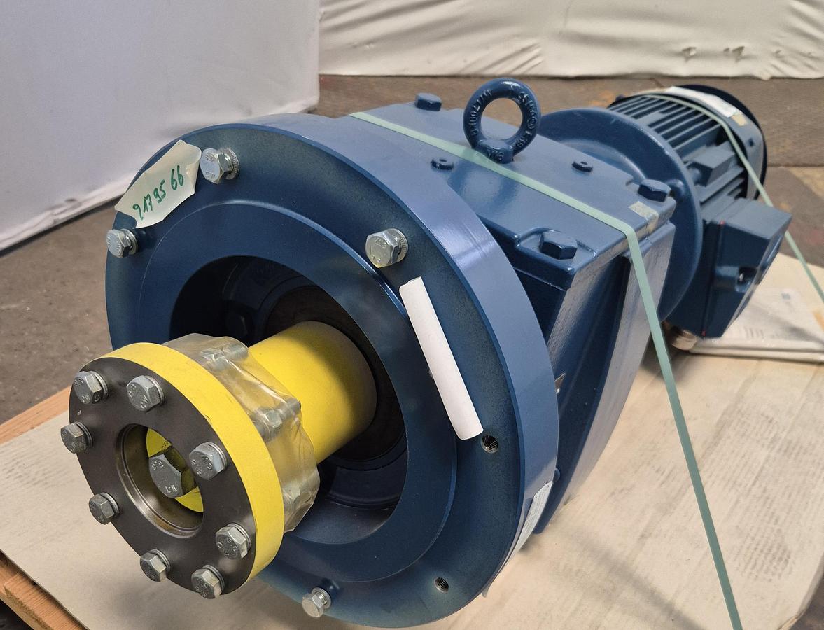 Getriebebau NORD Getriebemotor mit einem VEM IE2-Motor SK 973.1F IE2-K11R