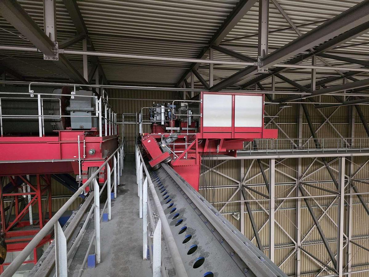 Used 300 tonne Gantry Crane....Excellent Condition 4 Hooks 300/20, 125,125 Large hooks all independent