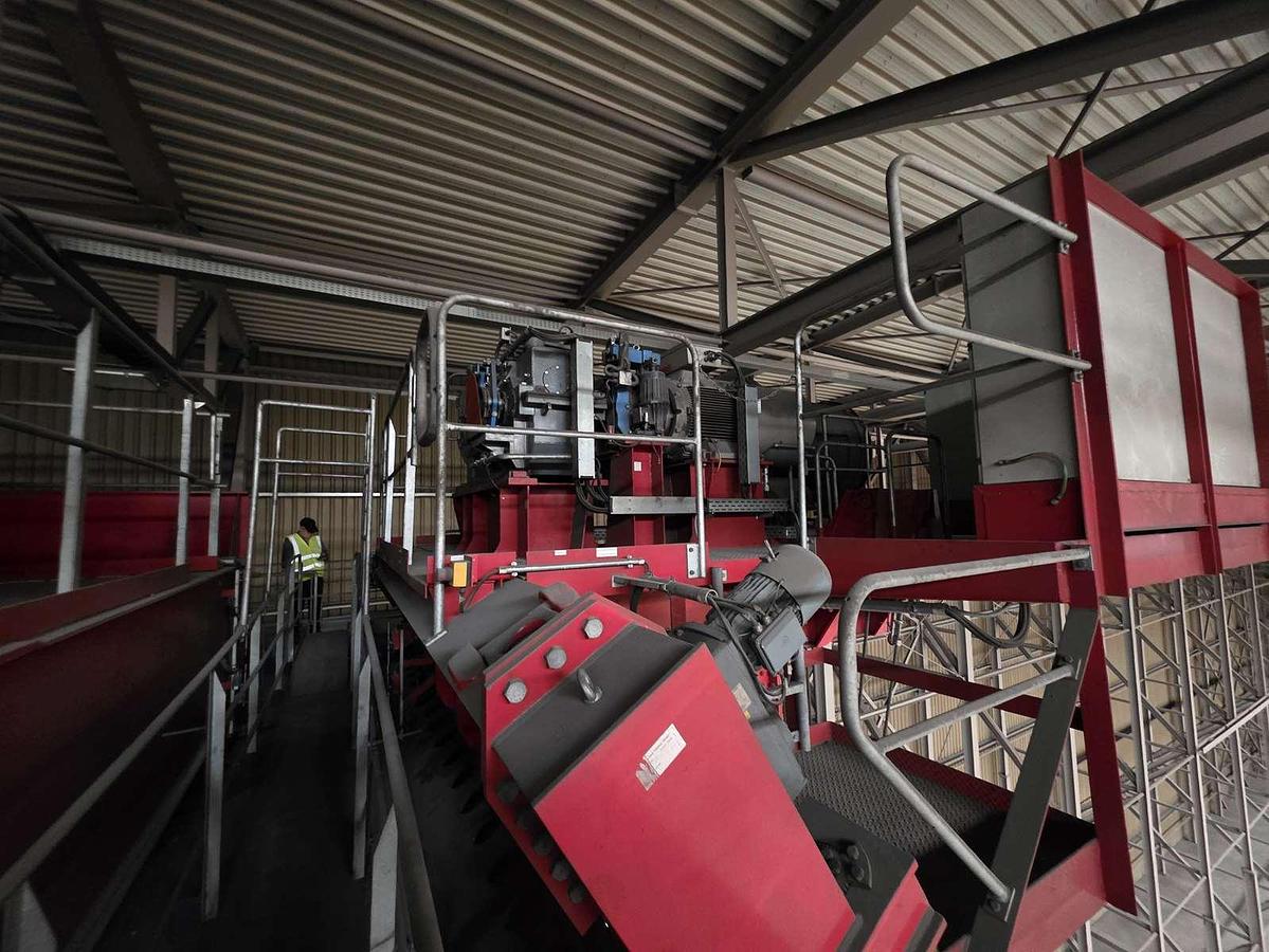 Used 300 tonne Gantry Crane....Excellent Condition 4 Hooks 300/20, 125,125 Large hooks all independent