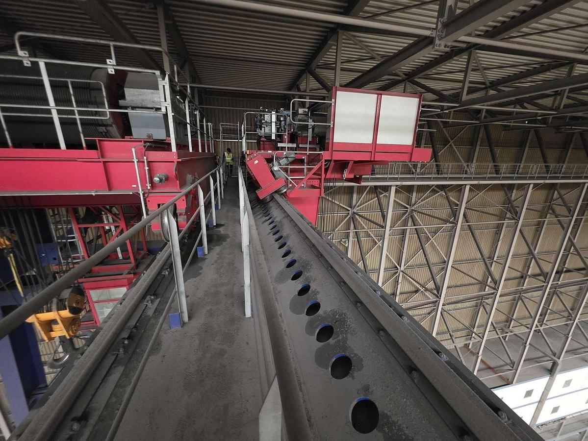 Used 300 tonne Gantry Crane....Excellent Condition 4 Hooks 300/20, 125,125 Large hooks all independent