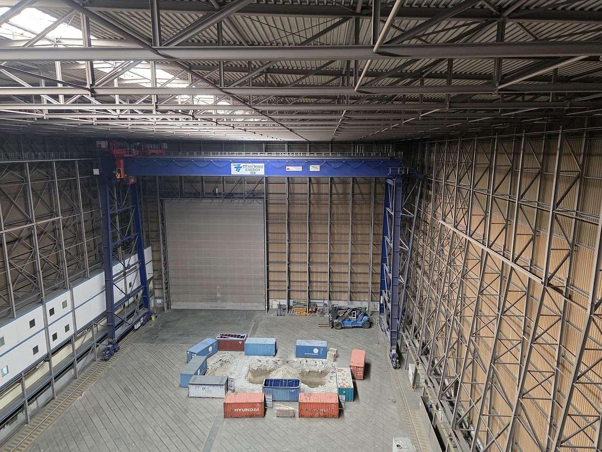 Used 300 tonne Gantry Crane....Excellent Condition 4 Hooks 300/20, 125,125 Large hooks all independent