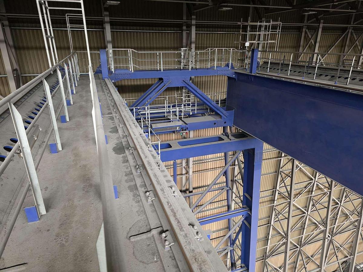 Used 300 tonne Gantry Crane....Excellent Condition 4 Hooks 300/20, 125,125 Large hooks all independent