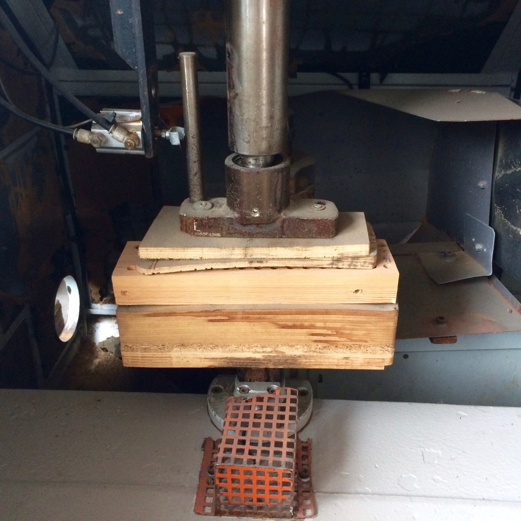 Used 1997 Giostra contornatrice per sedili, taglieri e prodotti similari con albero potenziato