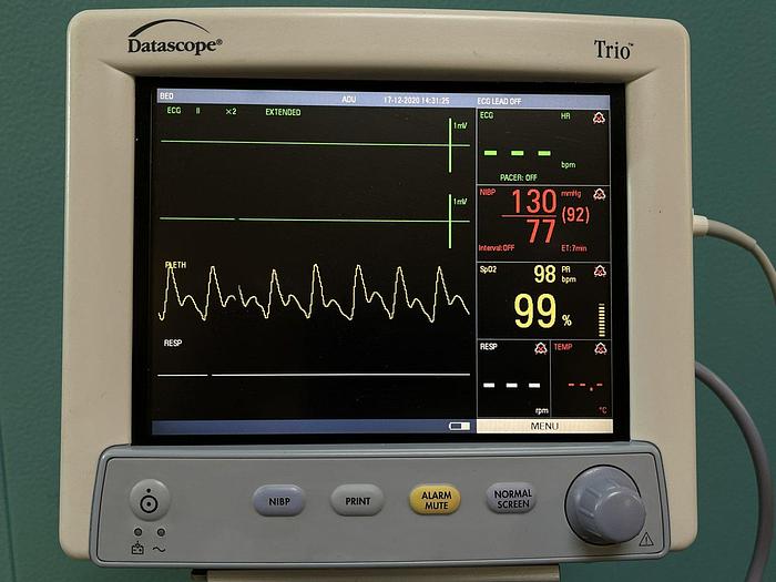 Gebraucht Datascope Trio Patientenmonitor auf Trolley mit Blutdruckmanschette und SpO2 Fingersensor