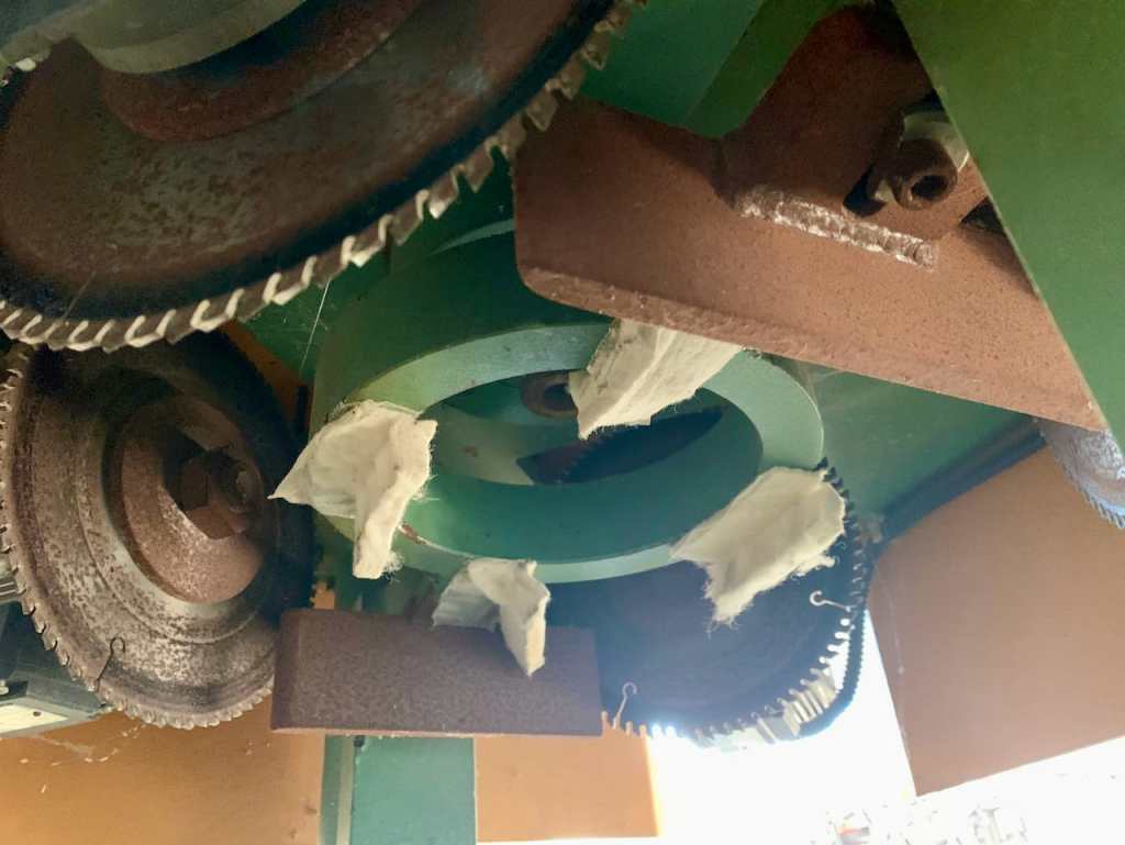 Used Troncatrice Fresatrice marca Camam, automatica, per pannelli di sedile per sedia o componenti simili