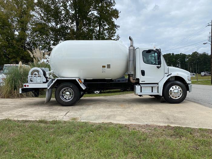 Used 2004 FREIGHTLINER BUSINESS CLASS M2 106