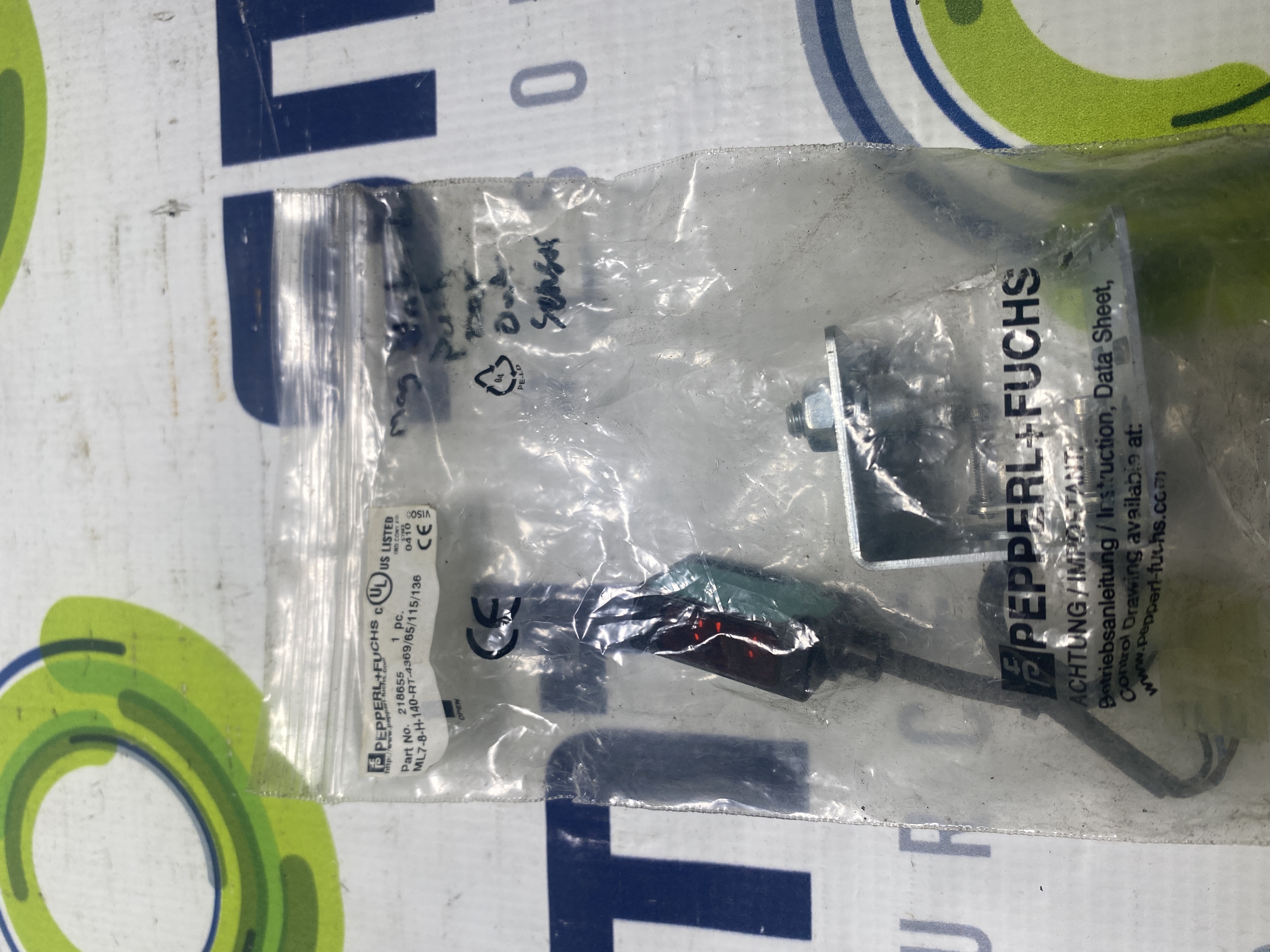 Pepperl+Fuchs ML7-8-H-140-RT-4369/65/115/136 Background Suppression Sensor w/ Bracket