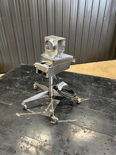 Used USED SYNTRON VIBRATORY MAGNETIC FEEDER, 6" WIDE X 20" LONG, STAINLESS STEEL