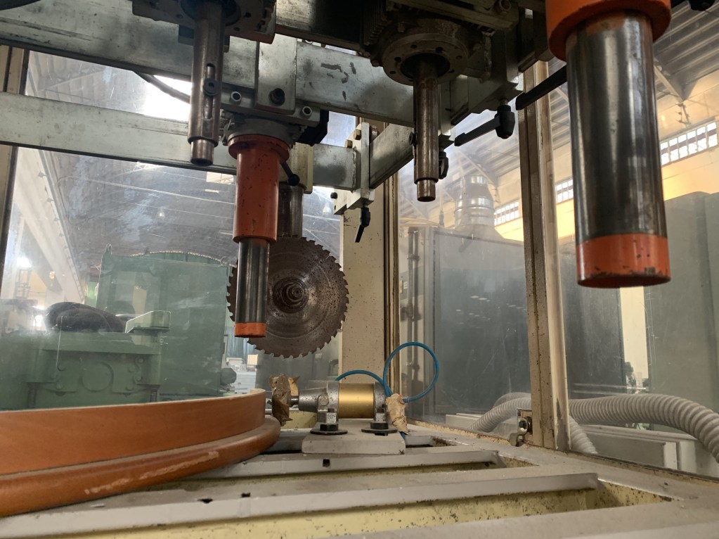 Usato 1996 Foratrice – troncatrice verticale per tavoli