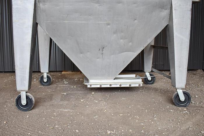 D'occasion USED 700 GALLON TANK (TOTE), STAINLESS STEEL