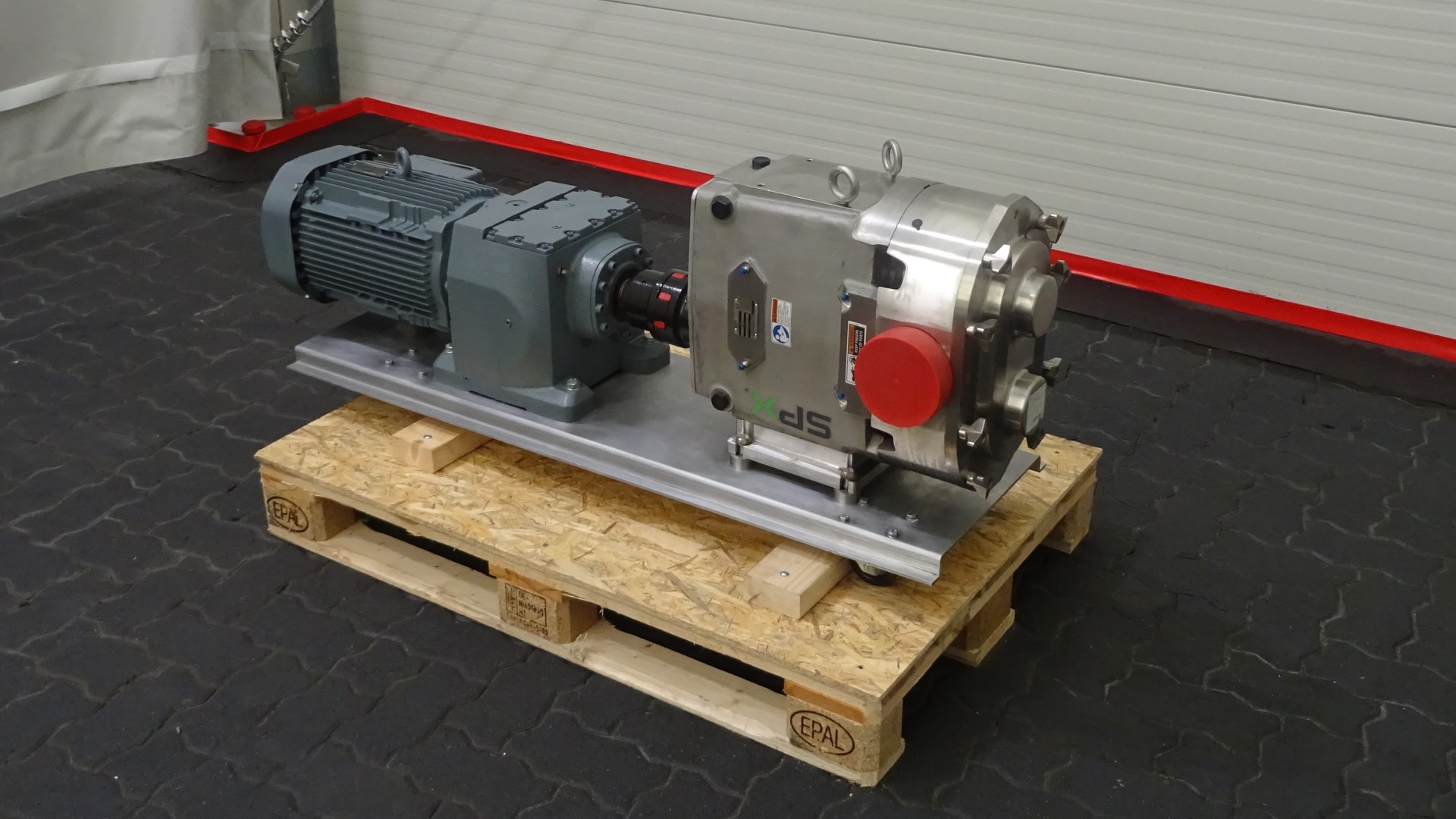 Used Rotary positive displacement pump / Lobe pump - SPX Waukesha Cherry-Burrell 220 U1